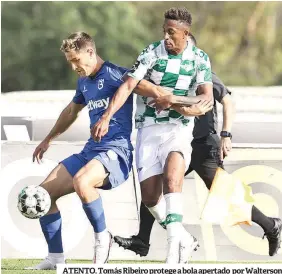  ??  ?? ATENTO. Tomás Ribeiro protege a bola apertado por Walterson