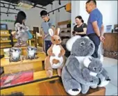  ?? HUANG ZONGZHI / XINHUA ?? Customers browse at a store selling Australian products at the cross-border trading town on May 26.