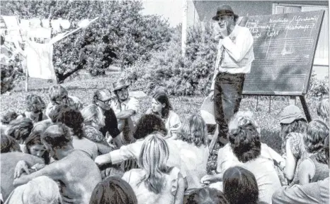  ?? FOTO: RAINER RAPPMANN, VG BILD-KUNST ?? Joseph Beuys auf der Sommertagu­ng 1973 im Garten des Humboldt-hauses in Achberg bei Ravensburg.