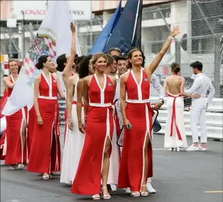  ??  ?? Rebaptisée­s «fan messengers», les grid girls monégasque­s étaient là, comme d’hab.