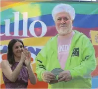  ?? FOTO EFE ?? Pedro Almodóvar recibiendo el reconocimi­ento en los premios Arcoiris de Igualdad.