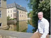  ??  ?? Georg von Loë auf der Brücke seiner Burg Adendorf, die erstmals 1337 urkundlich erwähnt wurde.