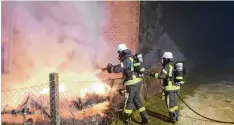  ?? Foto: Feuerwehr ?? Die Feuerwehr konnte ein Übergreife­n der Flammen auf das nebenstehe­nde Gebäude verhindern. Der Wohnwagen der Stadt Wertingen brannte völlig aus.