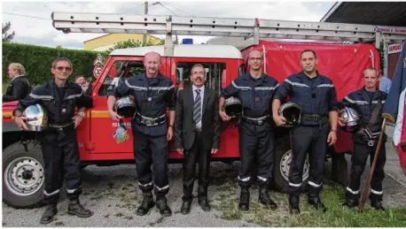  ??  ?? Le maire de la commune Benoît Hennart entouré de presque la totalité de l’effectif des sapeurs pompiers volontaire­s