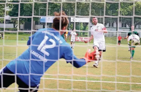  ?? RP-FOTO: ACHIM BLAZY ?? Fabian Andree lief noch einmal als Kapitän auf und traf per Elfmeter zur 1:0-Führung der Hildener.