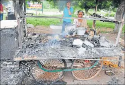  ?? ANIL DAYAL/HT ?? A roadside vendor shows her cart that was burnt by Dera Sacha Sauda followers during violence after the verdict against Gurmeet Ram Rahim Singh in Panchkula on Friday.