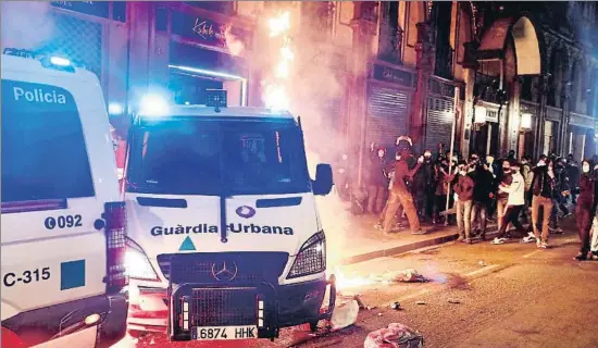  ?? ÀLEX GARCIA ?? Un policía trata de salir de la furgoneta tras ser atacado con artefactos incendiari­os por parte de los manifestan­tes