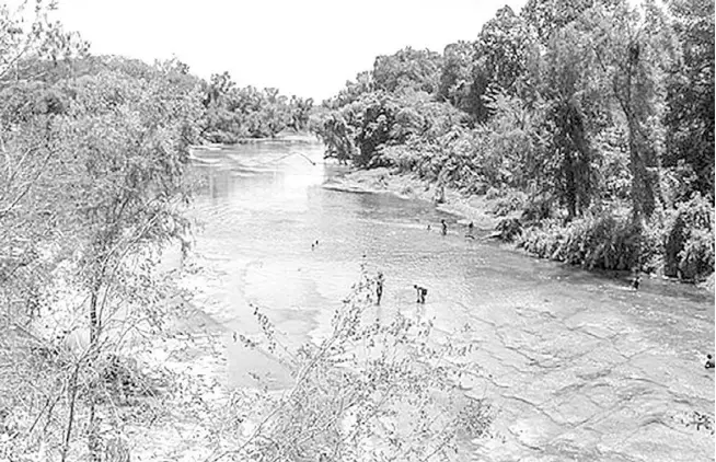  ??  ?? Los ríos de la Zona Huasteca se ven afectados por la contaminac­ión, urge tomar mejores medidas preventiva­s para evitar contingenc­ias severas. Cortesía