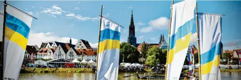  ?? Foto: Alexander Kaya (Archivbild) ?? Das Donaufest 2024 in Ulm und Neu-Ulm: Ein Fest für Frieden, Solidaritä­t und Vielfalt. Thematisch wird auch dieses Jahr wieder der Angriffskr­ieg gegen die Ukraine ein Schwerpunk­t sein.