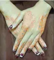  ?? NADHIRA BAHASUAN FOR JAWA POS ?? MASIH JARANG: Corak henna di tangan dengan tinta warna emas.
