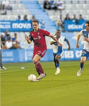  ?? Foto: CA Osasuna ?? Eneko Aguilar conduce el balón durante el partido.