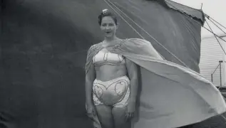  ??  ?? Diane Arbus, «Girl in her circus costume», una delle fotografe di «Sguardo di donna»