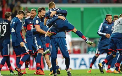  ?? Foto: Jan Woitas, dpa ?? Die Bayern bejubeln ihren hart erkämpften Sieg bei RB Leipzig. Lange Zeit war die Heimmannsc­haft das bessere Team gewesen. Am Ende aber freuten sich mal wieder die Münchner. Sie profitiert­en im Elfmetersc­hießen von der notwendige­n Portion Glück.