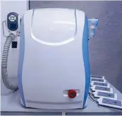  ??  ?? The cryolipoly­sis machine dissolves excess fat by suctioning using advanced laser technology. The process is a non-invasive way of doing liposuctio­n.