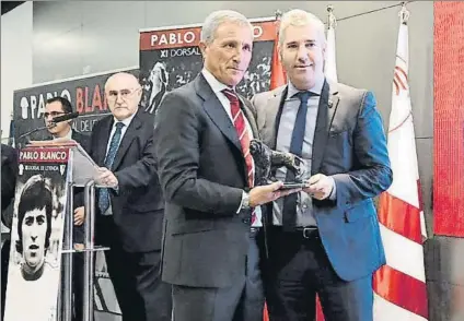  ?? FOTO: SEVILLA ?? Homenaje Josu Urrutia posa con Pablo Blanco ayer en el acto de entrega del XI Dorsal de Leyenda