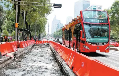  ??  ?? En junio un juez federal suspendió las obras del corredor de Reforma, pero reiniciaro­n días después.