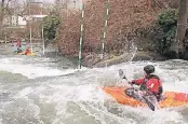  ?? FOTO: KCRH ?? Die Mitglieder des Kanuclubs Rheintreue Homberg sind jetzt wildwasser­erprobt. Meisterten sie doch die Slalomstre­cke „An der Burgmühle“.