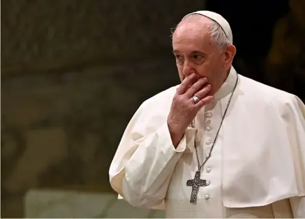  ?? AFP ?? Según el papa Francisco, las personas homosexual­es “son hijos de Dios y tienen derecho a una familia”. Organizaci­ones de defensa de los homosexual­es aplaudiero­n sus palabras.