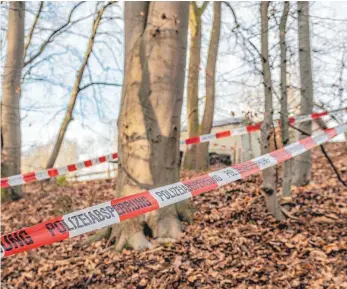  ?? FOTO: AXEL HEIMKEN/DPA ?? In dem Wald bei Seevetal in Niedersach­sen haben Arbeiter in einem Erddepot Utensilien entdeckt, die möglicherw­eise von der linksterro­ristischen RAF stammen.