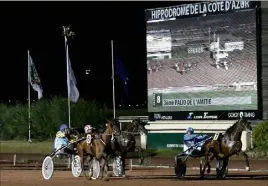  ?? (Photo P. C.) ?? Régulièrem­ent, l’hippodrome organise des courses en nocturne. Normalemen­t, samedi soir, elles auraient dû terminer à  h . Un changement de planning les a fait se clôturer à  h , juste au moment du début du feu d’artifice de « Promenade en fête ». Les chevaux n’ont pas du tout apprécié…