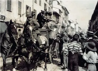  ??  ?? Raccolta della lana per i soldati al fronte, Milano 15 ottobre 1916 (Museo del Risorgimen­to)