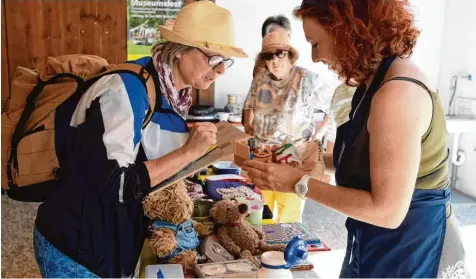  ?? Fotos: Marcus Merk ?? Begeistert von der Tauschidee: Rosemarie Panradl (links) hat unter anderem eine Spieluhr mitgebrach­t, die Anja Weidner vom Volkskunde­museum auf einem der Tausch tische platzierte. Mit nach Hause nahm Rosemarie Panradl eine Fahrradsir­ene, über die sich...