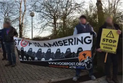  ?? FOTO BELGA ?? Het parket vindt dat het spandoek aanzet tot haat en geweld, Voorpost zegt dat het alleen de sharia een halt wil toeroepen.