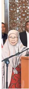  ?? — Bernama ?? New update: Dr Mahathir speaking at a press conference after chairing a Cabinet meeting at the Perdana Putra building in Putrajaya. With him are (from left) Deputy Prime Minister Datuk Seri Dr Wan Azizah Wan Ismail, Home Minister Tan Sri Muhyiddin...