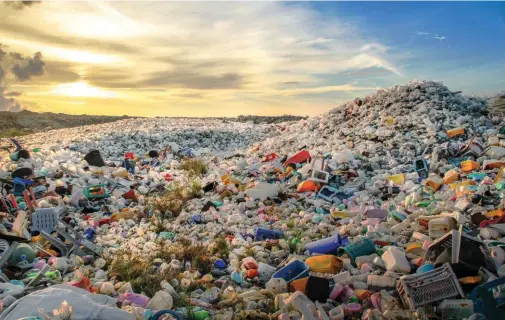  ??  ?? MÁS BASURA. Los productore­s esperan que aumente la demanda mundial de plásticos, impulsada por el crecimient­o de la población.