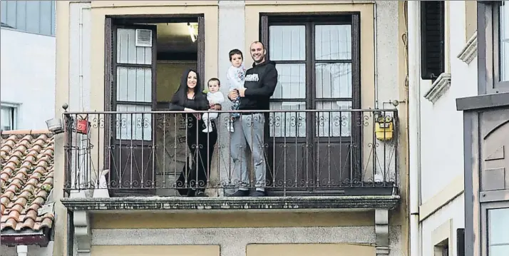  ?? FOTO: CEDIDA ?? Julen Esnaola posa junto a su familia en el balcón de su domicilio en Irun