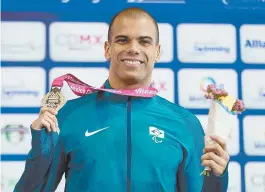  ??  ?? André Brasil posa com mais uma medalha de ouro no Mundial Paralímpic­o