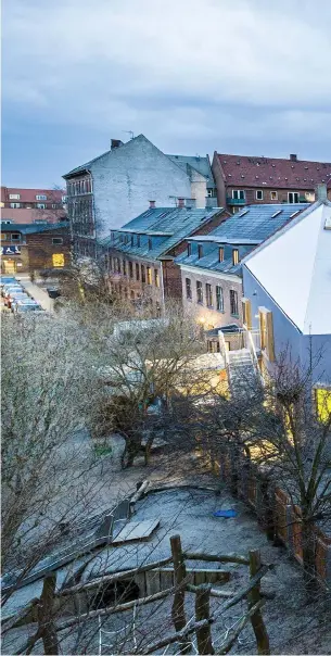  ?? FOTO: JENS LINDHE ?? ANPASSAT. Världens första kulturcent­ral avsedd uttrycklig­en för barn ligger på Amager i Köpenhamn, och huset fogar samman de äldre byggnadern­a i kvarteret. Samtidigt som byggnaden underordna­r sig tar den egen och tydlig plats. Genom att snedställa...