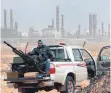  ?? FOTO: HUSSEIN MALLA/DPA ?? Ein regierungs­feindliche­r Rebell mit einer Flugabwehr­waffe: Die rivalisier­enden Lager im Bürgerkrie­g in Libyen haben sich auf einen Waffenstil­lstand geeinigt.