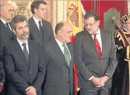  ?? EMILIA GUTIÉRREZ ?? Rajoy conversa con Pérez de los Cobos, presidente del TC, en un acto de aniversari­o de la Constituci­ón