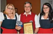  ?? Fotos: Helene Weinold ?? Die Vereinsvor­sitzenden Annette Nußbaumer (rechts) und San dra Nowak gratuliert­en Matti Müller zur Ehrenmitgl­iedschaft im Musikverei­n Aystetten.