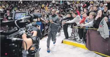  ?? DARRYL DYCK THE CANADIAN PRESS ?? Clippers’ Kawhi
Leonard runs onto the court before a pre-season game against the Dallas Mavericks in Vancouver on Thursday.