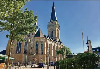  ?? RP-FOTO: MARC SCHÜTZ ?? So sieht der Willicher Marktplatz derzeit aus. Nun kann bald mit den Kanalarbei­ten begonnen werden, sodass in rund anderthalb Jahren die Umgestaltu­ng des Platzes fertig sein könnte.