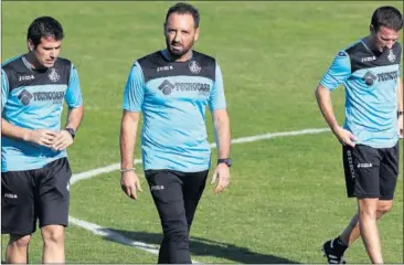  ??  ?? TRABAJANDO. Bordalás y su equipo técnico en su primer entrenamie­nto con el Getafe.