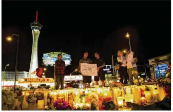  ?? ERIC THAYER / THE NEWYORK TIMES ?? Amakeshift­memorial along Las Vegas Boulevard after amass shooting left at least 59 dead and 527 injured, in Las Vegas, Tuesday The gunmanwho fifired fromtheMan­dalay Bay Resort and Casino’s 32nd
flfloor into amusic festival belowhad at least 23...