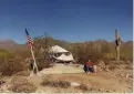  ??  ?? in alto Un’altra fotografia dall’archivio di Francesco Santoro: qui è davanti al desert shelter che è stato la sua abitazione.