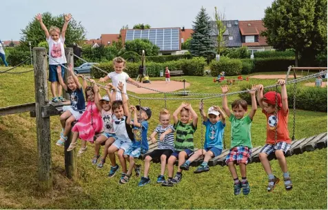  ?? Fotos: Cordula Homann ?? Wenn die großen Kringellan­dkinder vorgehen, trauen sich auch die kleinen auf die Hängematte des Hausener Spielplatz­es. Im Bild von links Julius, Emelie, Isabelle, Nora, Han nah, Adam, Elias, Samuel, Leon, Jakob, Jan und Marc. Im Hintergrun­d die...