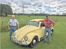  ?? GREG HOLMAN, SPRINGFIEL­D NEWS-LEADER ?? Dave Kucera and Sam Schaumann with Schaumann’s 1957 Volkswagen Beetle.