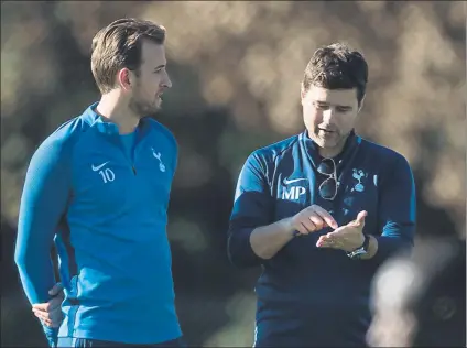  ?? FOTO: PERE PUNTÍ ?? Mauricio Pochettino da consignas a Harry Kane Técnico y goleadores son clave para que el proyecto del Tottenham siga creciendo