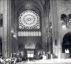  ??  ?? C’est depuis NotreDame de Paris, le 24 décembre 1948, que la messe est retransmis­e pour la première fois au monde.