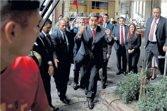  ?? REUTERS ?? Feliz. El presidente Nicolás Maduro, ayer en Caracas, al llegar al Consejo Nacional Electoral para recibir su notificaci­ón del triunfo electoral.