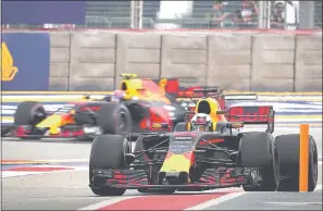  ??  ?? El piloto australian­o Daniel Ricciardo, del Red Bull Racing, durante la sesión de entrenamie­ntos libres en el circuito de Marina Bay, en Singapur. (EFE)