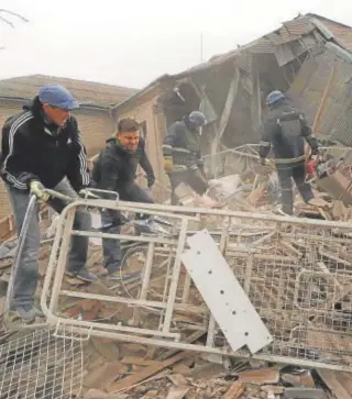  ?? // AFP ?? Los equipos de rescate retiran escombros de la maternidad de Vilnyansk