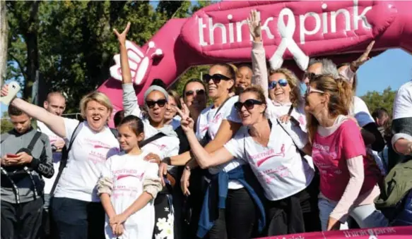  ?? FOTO JAN VAN DER PERRE ?? Linkeroeve­r kleurde roze en wit gisteren. Voor de Race for the Cure van Think Pink trokken zo’n tienduizen­d lopers en wandelaars naar de overkant van de Schelde om op hun manier te strijden tegen borstkanke­r. (Ex-)borstkanke­rpatiënten werden lotgenoten en stonden de hele dag opvallend in de kijker in hun roze T-shirt tussen de massa witte T-shirts. “We krijgen vandaag aandacht op de positiefst­e manier.”Heel veel volk met roze en witte T-shirts: de Race for the Cure was een gigantisch succes, in Antwerpen en in Brussel.