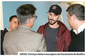  ??  ?? APOIO. Ferreyra tinha à sua espera um funcionári­o do Benfica