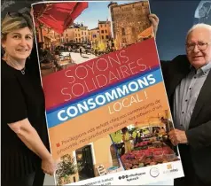  ?? (Photo M. M.) ?? Véronique Bernardini, adjointe au maire, et Jean-Pierre Giran, premier magistrat, ont présenté hier l’affiche de la campagne de communicat­ion incitant les Hyérois à consommer localement.